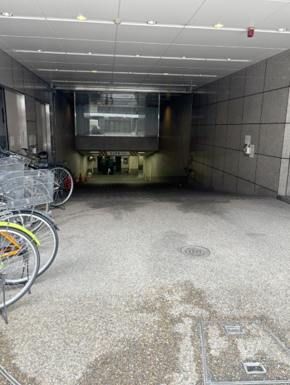 LUCID　SQUARE　SEMBAの駐車場