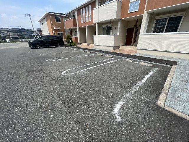 シン．シン．ハウスＢの駐車場