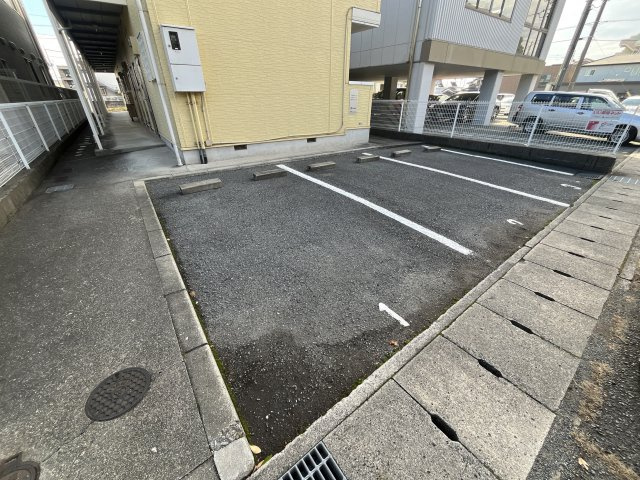 フラッツネオシティーの駐車場