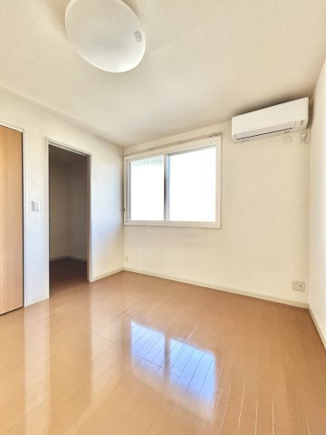 グランバリエ下山の洋室