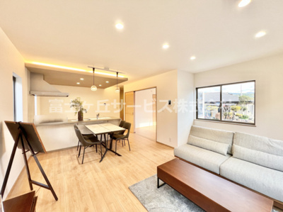 【居間・リビング】 | 裾野市茶畑 2期 新築一戸建て | 19.5帖のリビングダイニングです