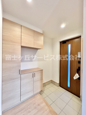 【玄関】 | 裾野市茶畑 2期 新築一戸建て | 収納もある玄関です