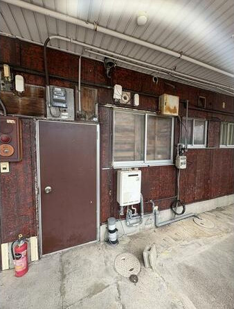 近江八幡市安土町下豊浦の店舗事務所の玄関|従業員入口※上部には防犯カメラも設置されております。