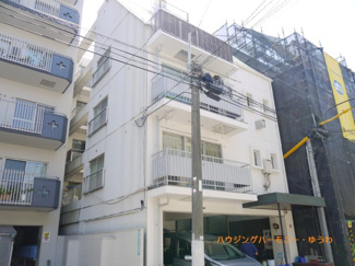 【外観】 | モダンでスタイリッシュな印象を与えるグレーを基調とした外観。