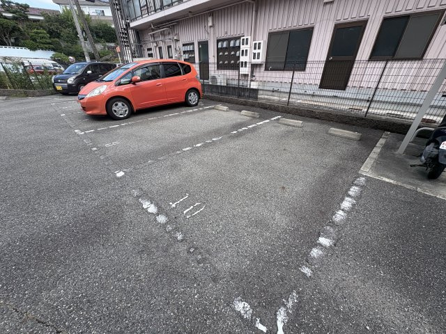 神戸市北区鈴蘭台北町３丁目のアパートの駐車場
