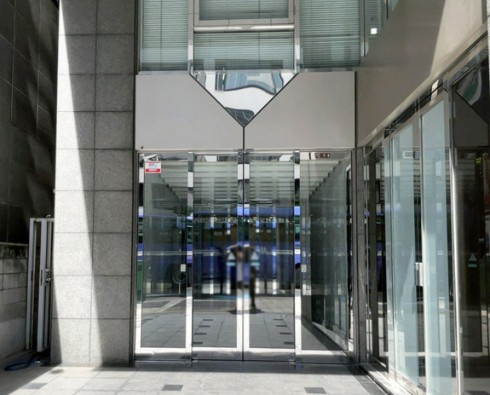 ウエストスクエアビルのエントランス