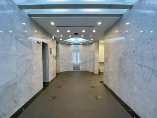 ウエストスクエアビルのエントランス