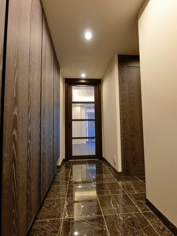 港区三田２丁目の賃貸マンションの玄関