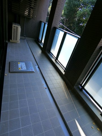 港区三田２丁目の賃貸マンションのバルコニー
