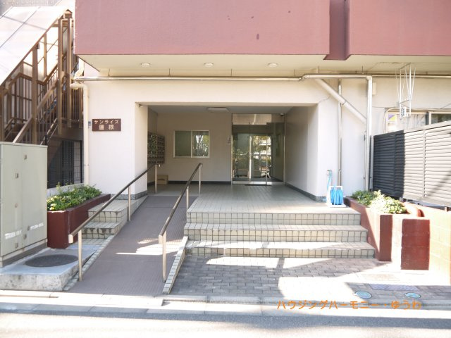 【エントランス】 | サンライズ蓮根 | スロープ付きです。