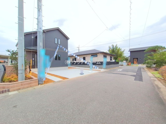 春日部市本田町1丁目　新築一戸建て　A号棟の前面道路含む現地写真
