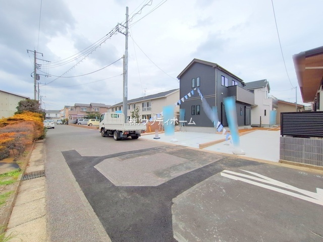 春日部市本田町1丁目　新築一戸建て　B号棟の前面道路含む現地写真