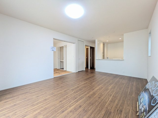 八王子市　下恩方町　新築一戸建て　１期の居間・リビング|～16.0帖の明るいLDKで、家族団欒の時間をお過ごしいただけます～