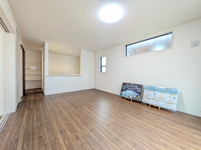 八王子市　下恩方町　新築一戸建て　１期の内装|～16.0帖の明るいLDKで、家族団欒の時間をお過ごしいただけます～