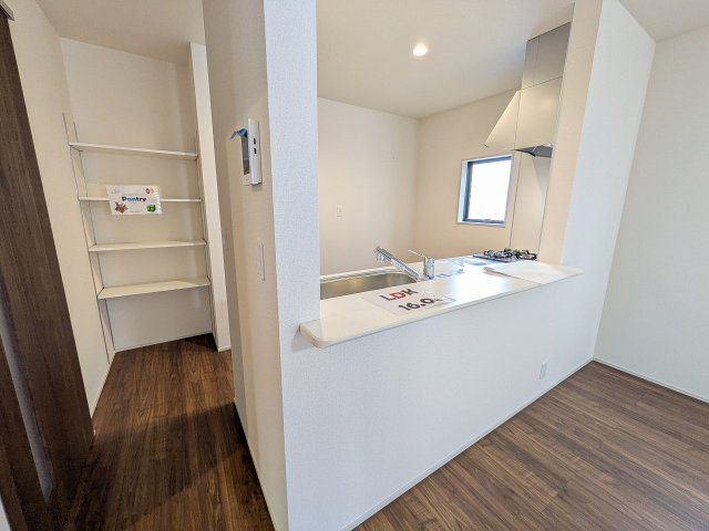 八王子市　下恩方町　新築一戸建て　１期のキッチン|～キッチンにはパントリーなどに大活躍の可動棚付き～
