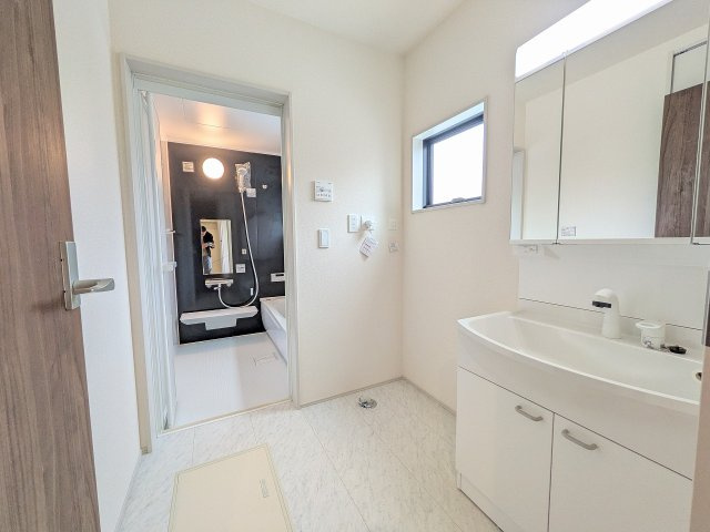 八王子市　下恩方町　新築一戸建て　１期の脱衣所|～窓付きで明るい洗面所　換気もしやすいです～