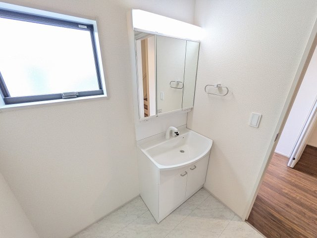 八王子市　下恩方町　新築一戸建て　１期の独立洗面台|～３面鏡付きの独立洗面台　細々している物をスッキリ収納出来ます～