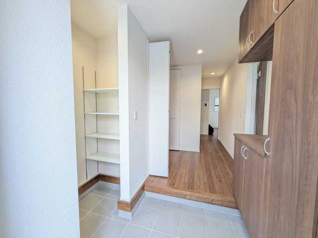 八王子市　下恩方町　新築一戸建て　１期の玄関|～シューズインクローク付き　物が溢れがちな玄関をスッキリとした状態に保てます～