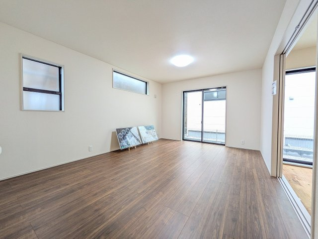 八王子市　下恩方町　新築一戸建て　１期の居間・リビング|～16.0帖の明るいLDKで、家族団欒の時間をお過ごしいただけます～