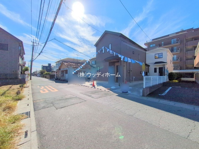 春日部市粕壁東Ⅰ　新築一戸建て　A号棟の前面道路含む現地写真