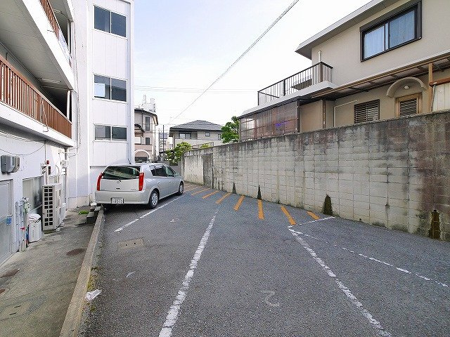 マンション　ヒライの駐車場|駐車場に車を止められます