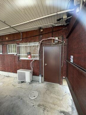 近江八幡市安土町下豊浦の店舗事務所のその他|従業員入口※上部には防犯カメラも設置されております。