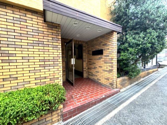 ハイメゾン岡本のエントランス