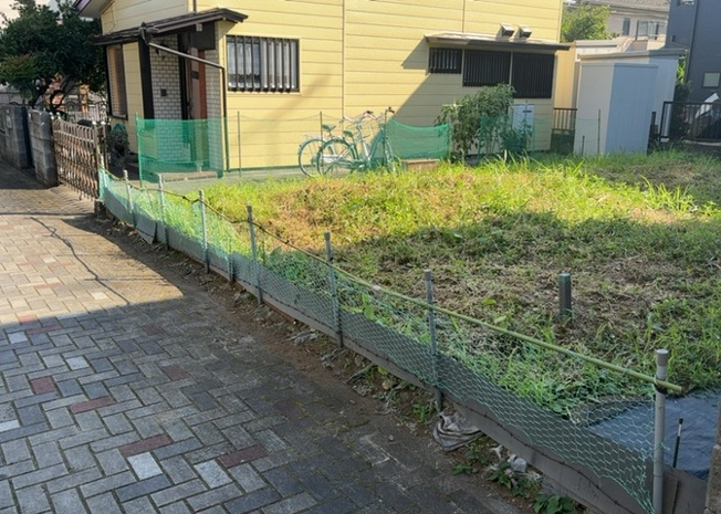 【外観】 | 土地の前の道路に消火栓が設置されていることがあります。この場合、道路交通法第45条第1項により、駐車禁止の場所が指定されています。そのため、車庫などの駐車スペースをつくることができない場合があります。