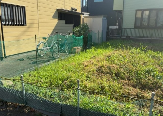 【外観】 | 現地に行くなら、物件の周囲の地形がどうなっているかを見ることも大切です。周辺より低くなっている土地では、大雨などで水が集まりやすいため、地盤が弱くなっているということも考えられるため、注意が必要です。