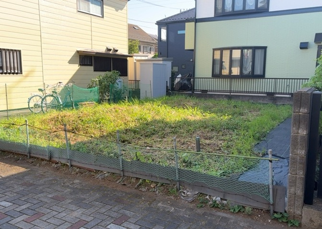 【外観】 | 隣家の土地はどうなっているのか、生活利便施設が近くにあるのか、学校まで近いかなど、お客様のライフスタイルにあわせたイメージが重要です。また、近くにあると困る施設が近くにないかも確認するといいでしょう。