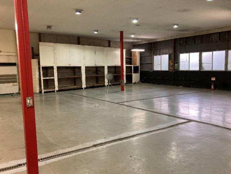 柏市逆井の倉庫の内装