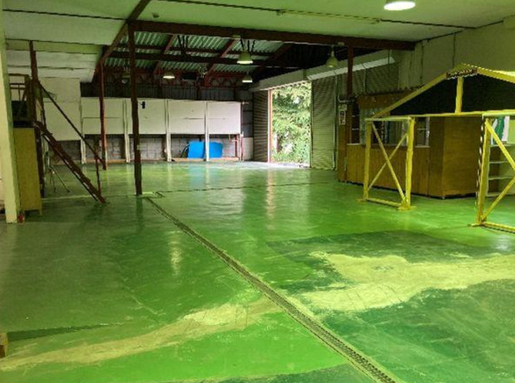 柏市逆井の倉庫