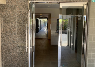 【ロビー】 | コンセリオ古淵 | ラウンジは、マンションの共用スペースに椅子やテーブルなどを配置した利用者が寛げる空間です。屋内型ラウンジと屋外型ラウンジがあります。共用部分の管理状況と合わせて、詳細については現地でご確認ください。