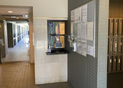 【受付】 | コンセリオ古淵 | 受付はマンションコンシェルジュがいる場合もあれば、管理人が滞在する小部屋を総称して呼ぶことがあります。主にエントランスに設置されていることから、防犯面でも期待ができます。防犯設備がない場合はより安心！