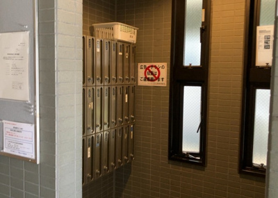 【設備】 | コンセリオ古淵 | エントランス付近に設置されている集合ポストは、住んでいる部屋と離れているため、ポストをあさるなど誰かに何かされていても被害に気づきにくいです。入居する時には他人に特定されにくい番号で鍵をかけましょう！