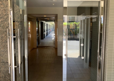 【ロビー】 | コンセリオ古淵 | ロビーというと、エントランスと何がちがうの？と思いますよね。実はロビーとエントランスには明確な決まりはありません。物件によっては、エントランスを入って広がるある程度の広さのある空間がロビーとなります。