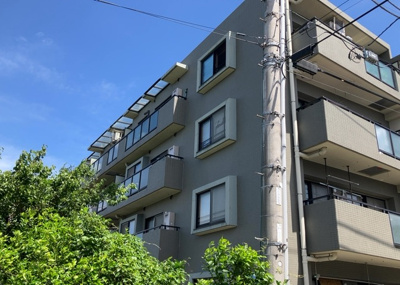 【外観】 | コンセリオ古淵 | 道幅が広い場所は日当たりや風通が良好です。幅が広いのですれ違いも可能ですし大きな車でも駐車可能！一方で、大型車が通ることも多くなるため交通量の増加により騒音に繋がります。また土地の値段が高くなります。