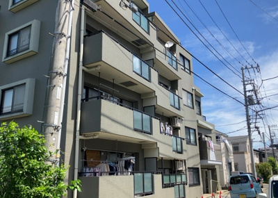 【構造・工法・仕様】 | コンセリオ古淵 | ＲＣ造、Reinforced Concreteは直訳すると補強されたコンクリートです。主に柱や梁・床・壁が鉄筋とコンクリートで構成おり、鉄筋を組んだ型枠にコンクリートを流し込んで固めたものを指します。