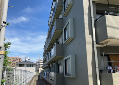 【構造・工法・仕様】 | コンセリオ古淵 | ＳＲＣ造は強度や耐震性の面でもRC造と比べて優れています。そのため、10階建以上の高層または超高層マンションなどの建築にも多く採用されています。柱や梁などのサイズが小さくても高い耐震性を確保できます。