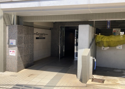 【玄関】 | コンセリオ古淵 | 玄関は家の顔でもあり、家族以外の目にも止まる場所です。玄関は外との間を仕切る扉、靴などをしまっておく収納スペース、靴脱ぎのたたきスペース、来客とのやり取りをするドアホンなど複数のアイテムからなります。