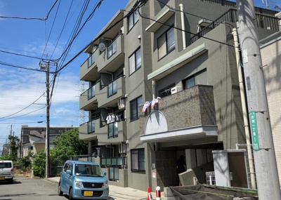 【外観】 | コンセリオ古淵 | 外観はマンション管理がされているかの目安になります。築年数が古いと、壁面は劣化してひび割れが生じることも！建物が古びていても細かいところが修繕されていると、きちんと管理されているなぁと感じるでしょう。