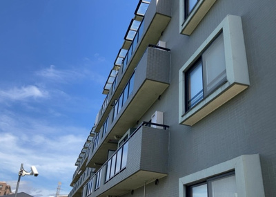 【バルコニー】 | コンセリオ古淵 | 一般的なバルコニーは、奥行1.5ｍ程ですが、ワイルドバルコニーは2ｍまで広がっています。そのため洗濯物の間隔をあけ干すことができ、乾きやすいというメリットや、ガーデニングが楽しめる等の特徴があります。