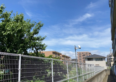 【展望】 | コンセリオ古淵 | 眺望の良さを楽しめるダイニングキッチンで家族団らんの時間を過ごしてはいかがでしょうか。バルコニーから見える景色を家族で眺める時間は、時間が経つのを忘れてしまいそうですね。是非、現地を見に行きましょう！