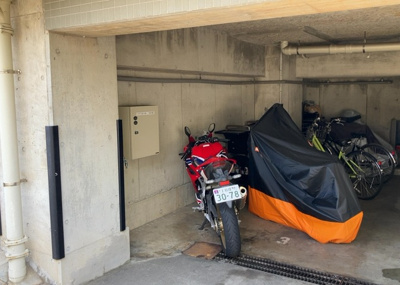 【駐車場】 | コンセリオ古淵 | 車一台あたりに必要なスペースは、標準サイズの普通自動車で横幅2m50cm、長さ5mは必要になります。ただし、乗降のことも考慮して横幅3m30cm、長さ5m50cmほどは確保できるところを選びましょう。