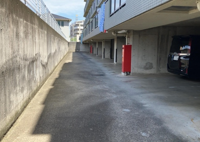 【駐車場】 | コンセリオ古淵 | 駐車場と明記されていても、最小スペースでつくられた駐車場だと大型車は駐車できなかったり、出入りしにくくなったりする可能性があります。お車のサイズと購入したい物件の駐車場のサイズを現地で確認しましょう。