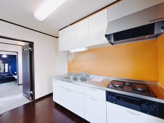 【中古戸建】前橋市上佐鳥町のキッチン|独立キッチンのメリットは人目を気にせずお料理が出来ることです！来客時にも手元を見られない安心感があります。収納棚を設けてスッキリしたキッチンに変身可能です♪