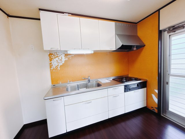 【中古戸建】前橋市上佐鳥町のキッチン|キッチンの部屋が独立している為、お料理時の油の臭いや煙などが隣接するお部屋に充満しにくい造りとなっています♪