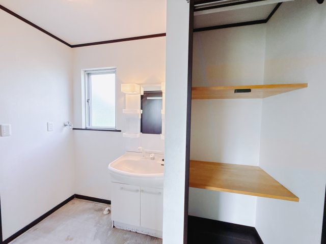 【中古戸建】前橋市上佐鳥町の独立洗面台|洗面所には＜広い鏡＞と＜充分な収納＞がついているので使い勝手が良いのが特徴です♪