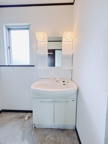【中古戸建】前橋市上佐鳥町の独立洗面台|通常より広いタイプの洗面所になっています。のびのびと使える洗面所には寒い冬にストーブをおいても邪魔になりません♪