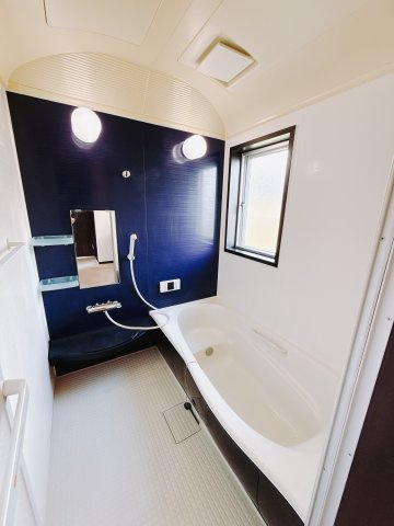 【中古戸建】前橋市上佐鳥町の浴室|清潔感あふれる浴室には、カビを防ぎ雨の日でも洗濯物を乾かせられる浴室暖房乾燥機を標準装備しております♪毎日のお手入れが楽になります。